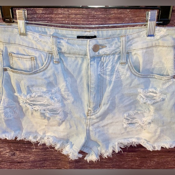 Butterfly Wing Distress Jean Short - Picture 8 of 9